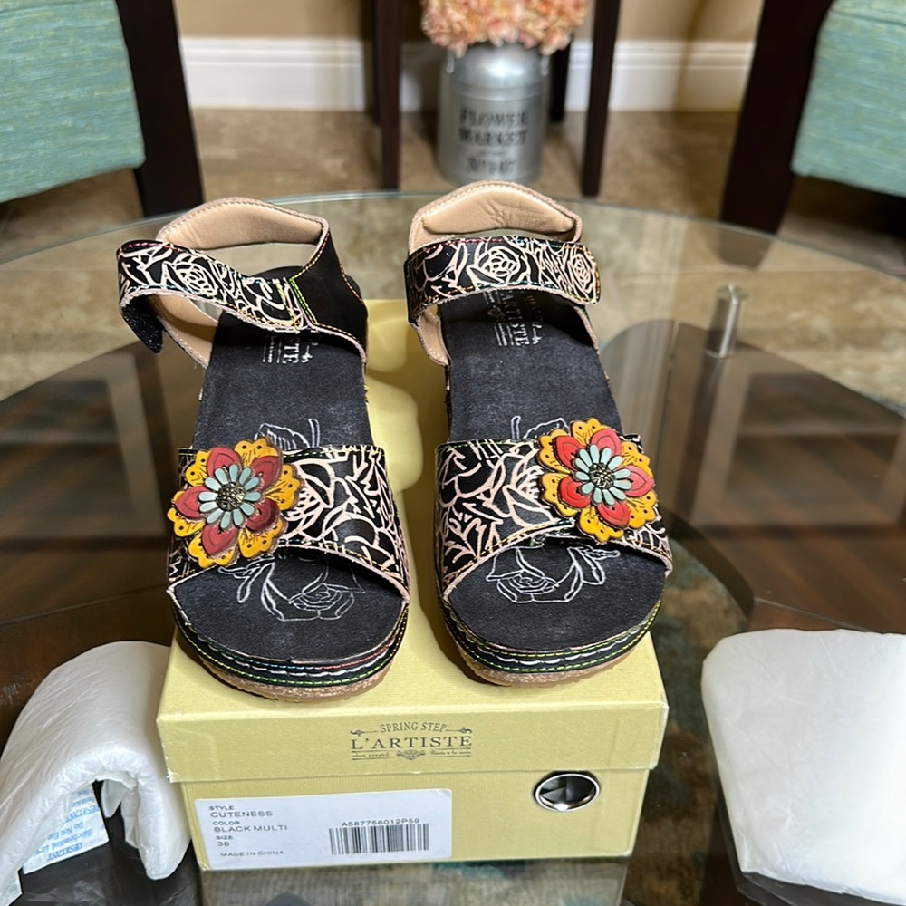 L'artiste By Spring Step‎ Cuteness Sandals
Women's 7.5-8 /38 Black Multicolor